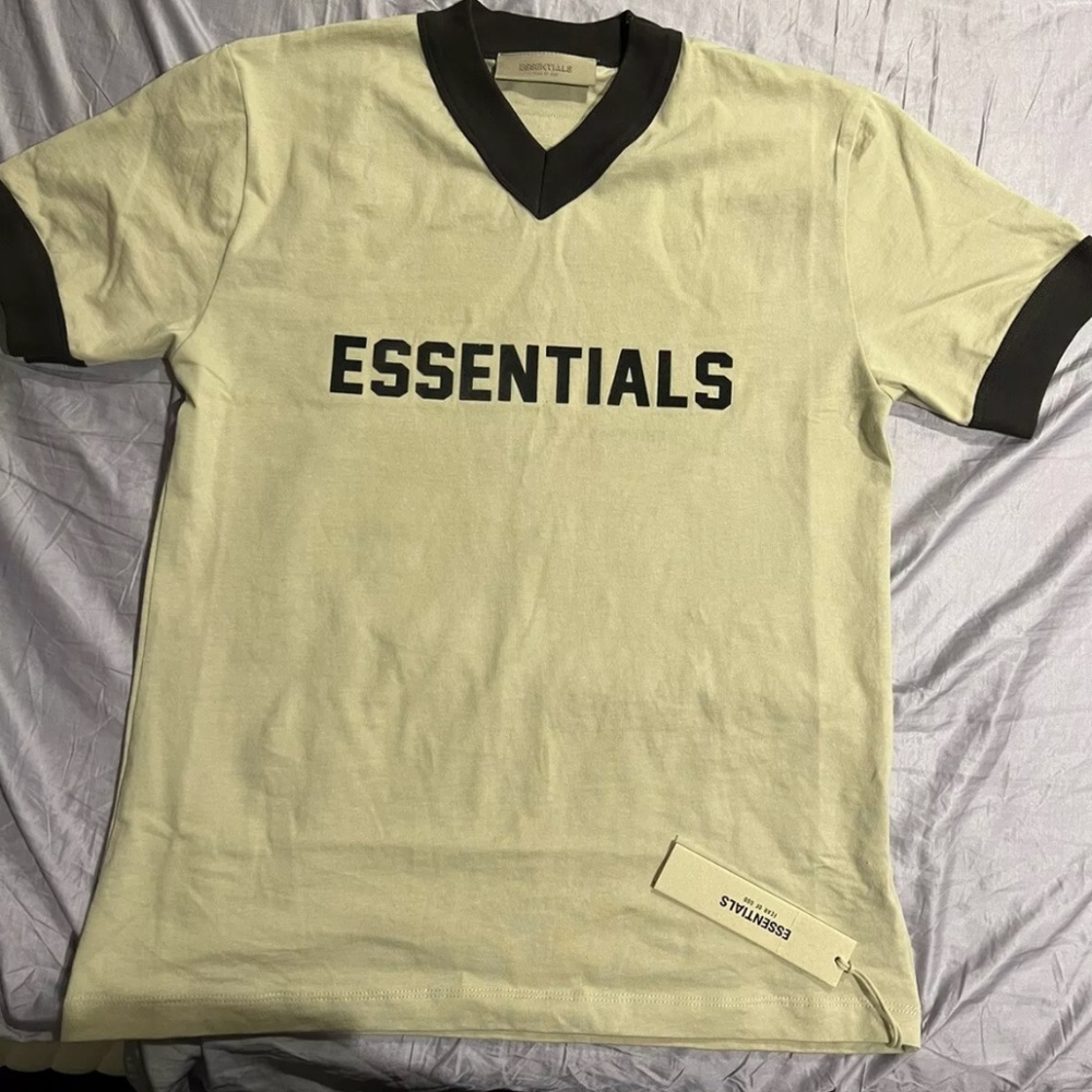 Essential v neck tshirt kids size 10 large